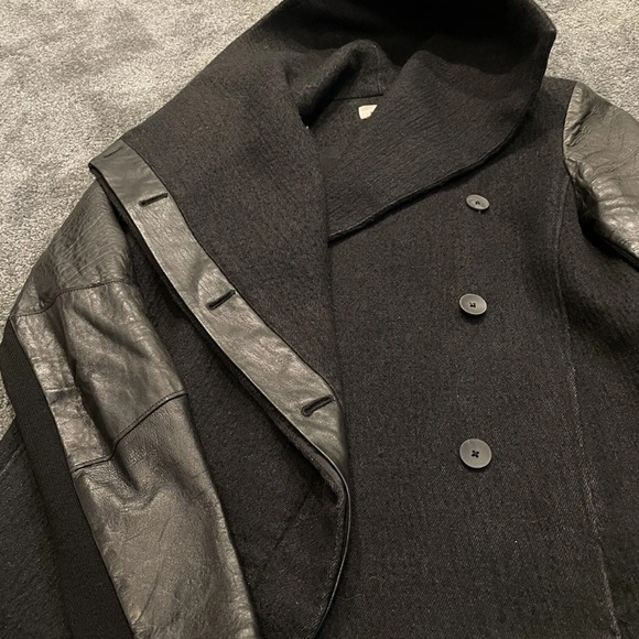 HELMUT LANG BLACK WILLOWED FELT LEATHER-SLEEVE COAT - Picture 5 of 9